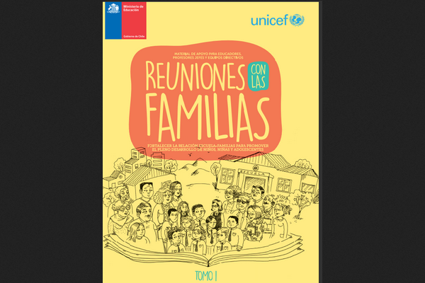 Portada amarilla con título y dibujo que muestra a familiares a la izquierda, los niños en el medio y los docentes a la derecha. Al fondo la escuela y detras de las familias el barrio