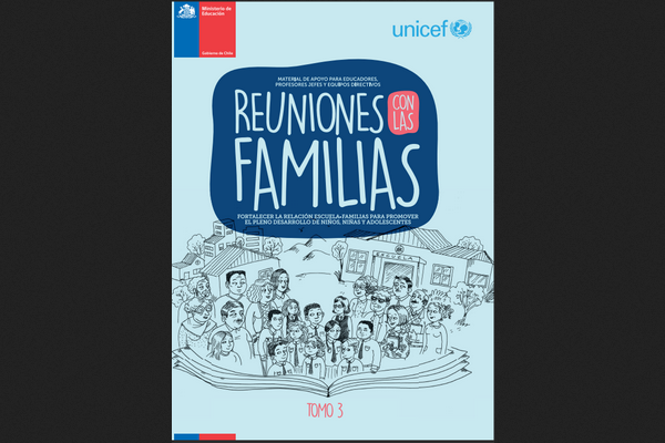 Portada celeste, con título y dibujo que muestra a familiares a la izquierda, los niños en el medio y los docentes a la derecha. Al fondo la escuela y detras de las familias el barrio