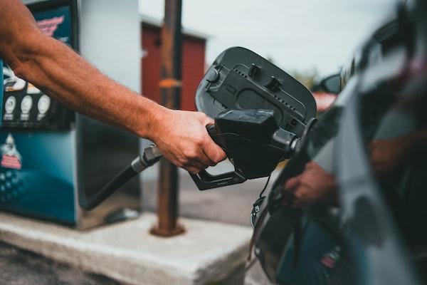 Mano sosteniendo manguera de combustible