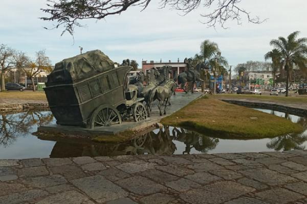 Fotografía de la escultura llamada La Diligencia realizada por José Belloni