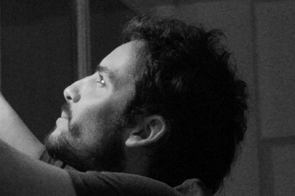 Imagen de perfil en blanco y negro del artista Fernando Foglino.