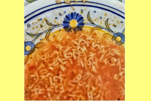 Plato de loza con sopa de fideos tipo letritas
