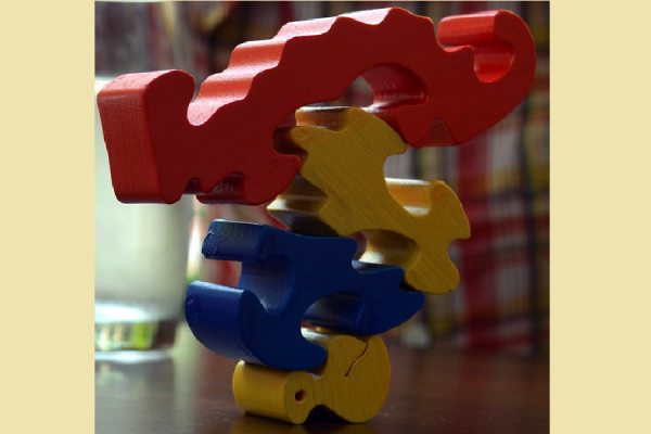 Imagen de un puzzle de madera armado en forma vertical
