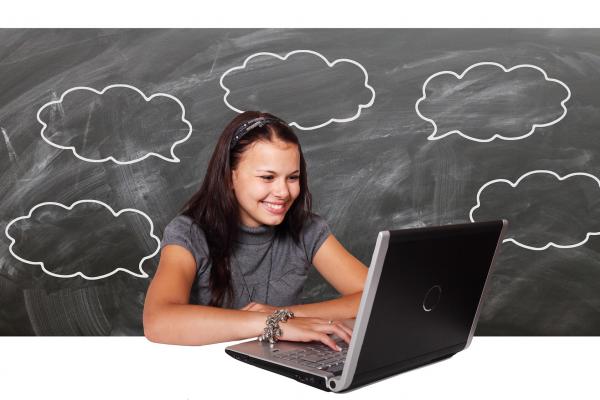 Niña frente a computadora
