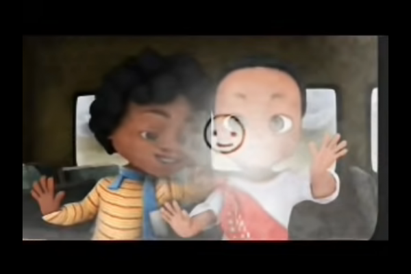 Una niña y un niño dibujando sus cuerpos sobre la condensación en una ventana