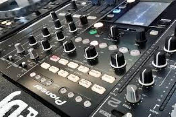  Sintetizador analógico, Consola de mezclas, diseño de sonido, Fotos gratis In PxHere"> Disponible en Internet: https://pxhere.com/es/photo/1390210