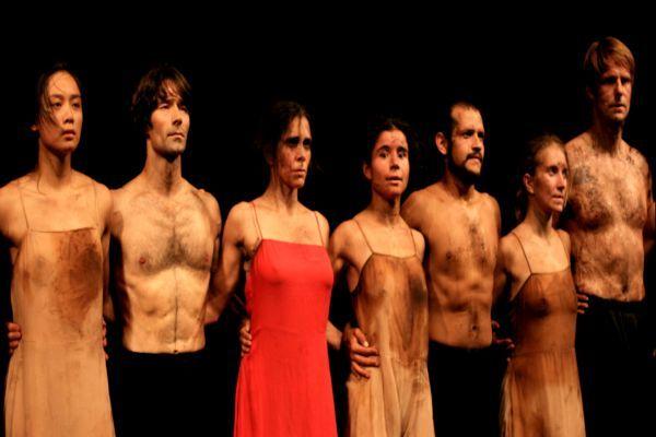 Brussels, Le Sacre du Printemps. Imagen disponible en: https://commons.wikimedia.org/wiki/File:Le_Sacre_du_Printemps_(Pina_Bausch_Tanztheater,_Wuppertal).jpg