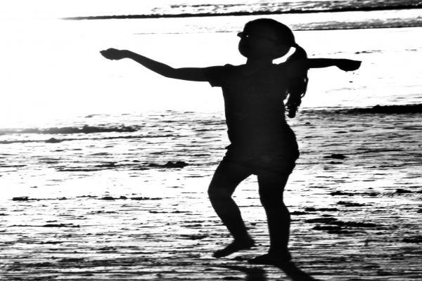 Linnaea Mallette  "Silueta de los niños en la playa" disponible en: https://www.google.com/search?q=danza%20y%20ni%C3%B1os&tbm=isch&hl=es&chips=q:danza%20ni%C3%B1os%2Cg_1:silueta:tQMfXsYKUV4%3D%2Conline_chips:bailando:wIC7EYXY5KU%3D&tbs=il:cl&rlz=1C1CHBD_esUY959UY959&sa=X&ved=0CAAQ1vwEahcKEwjQ0-exvJL6AhUAAAAAHQAAAAAQAg&biw=1263&bih=544#imgrc=2XXV8g1wyyHL1M
