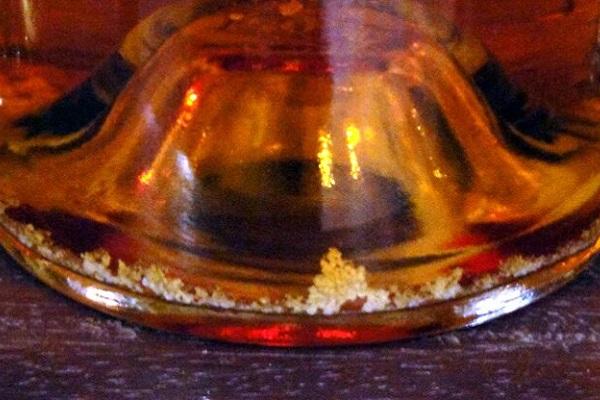 Cristales o sarro presente en el fondo de una botella de vino
