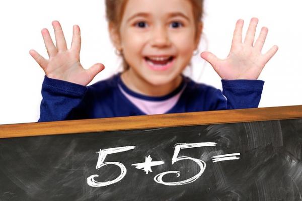 Niña sumando 5 más 5