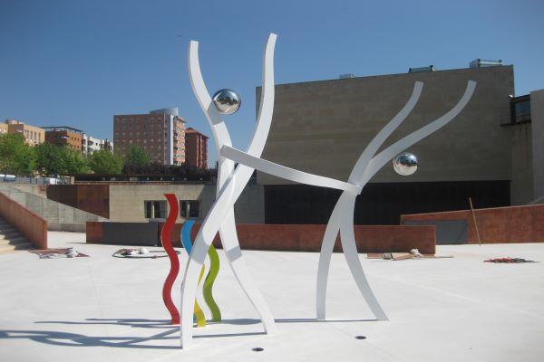 Sason, Miguel, Figuras danzando. Escultura en el exterior del Auditorio de Cáceres en Extremadura. Condro, Lucas.” ASYMMETRICAL MOTION 2017”  [video en línea], en: YouTube [www.youtube.com]. Disponible en Internet : https://www.youtube.com/watch?v=NtgmawKqqSA&t=3