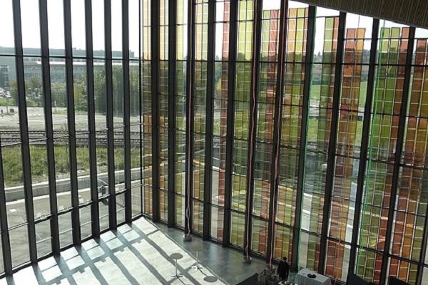 Centro de Convenciones SwissTech en Lausana, Suiza, primera aplicación de la tecnología de celdas solares DSSC en un edificio público.