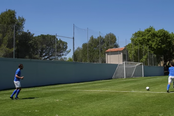 Jugadores practicando pases cortos