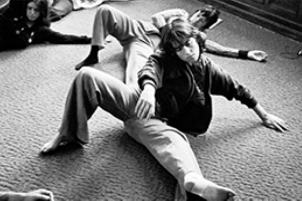 https://commons.wikimedia.org/wiki/File:Feldenkrais_Awareness_Through_Movement_Lesson.png