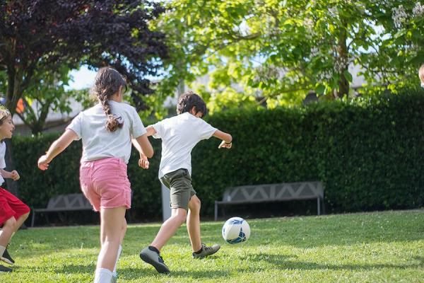 niños jugando al fútbol