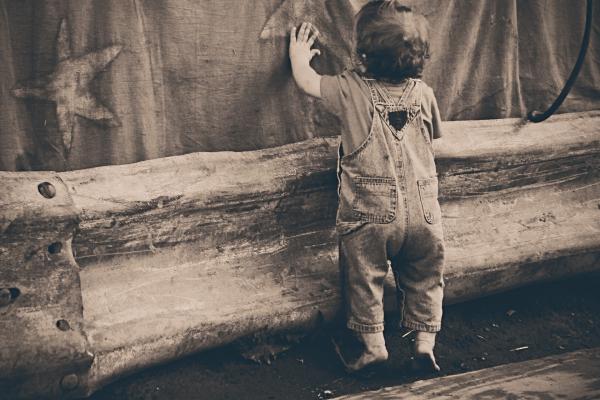Niño explorando el entorno