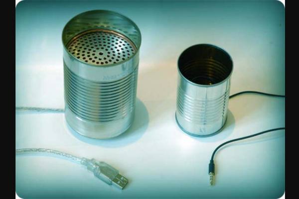 Imagen decorativa con latas una con conector usb y la otra con un plug stereo
