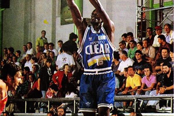 Imagen con Criag Hodges lanzando de larga distancia