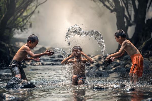 Niños en el agua jugando