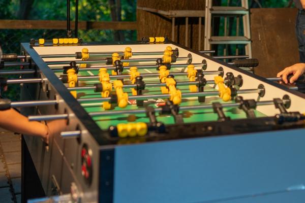 Niños jugando al futbolito