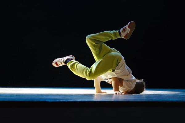 hombre, trucos de baile, hip hop, baile, espectáculo de baile, longitud total, habilidad, fuerza, foto de estudio, fondo negro