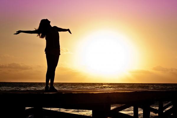 mujer, niña, atardecer, movimiento con los brazos 