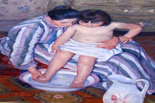 Madre bañando a niña