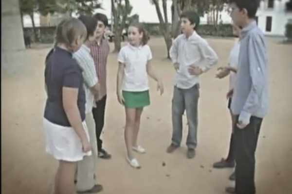 Captura de pantalla con niños organizando un juego en formación circula o de herradura