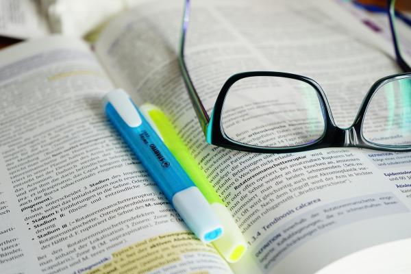 libro y resaltadores