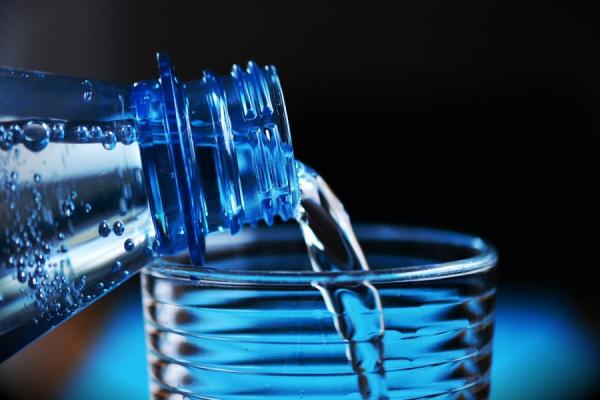 botella de agua sirviendo un vaso