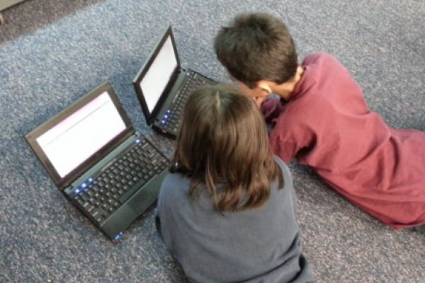 niños jugando con sus computadoras