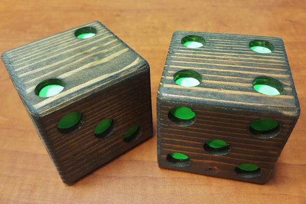 Dados de madera marrón con los puntos verdes