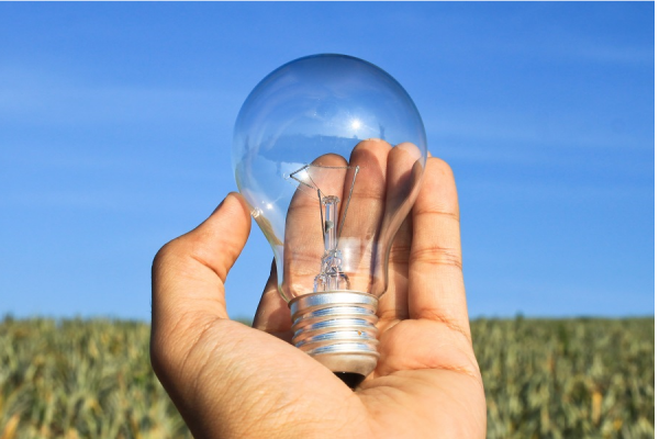 Lámpara eléctrica sobre la mano
