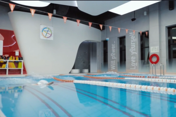 Imagen decorativa que muestra un nadador en una piscina