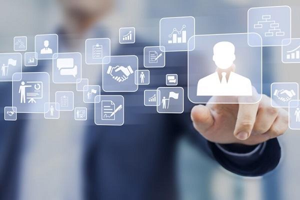 La imagen muestra un hombre haciendo clic en un elemento de una pantalla transparente