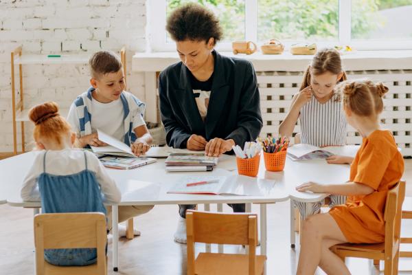 Docente interviniendo en grupo de trabajo