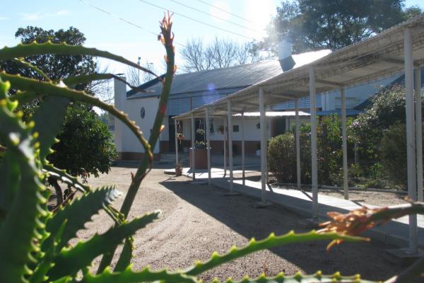 Frente de una escuela rural del departamento de Flores.