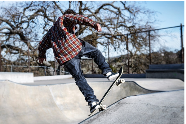 Joven en una pista de skate.