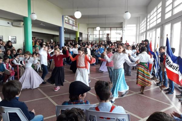 Niños bailando en una escuela 