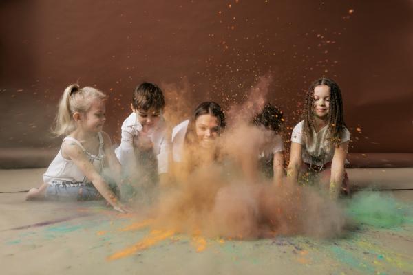 Fotografía niños jugando con colores