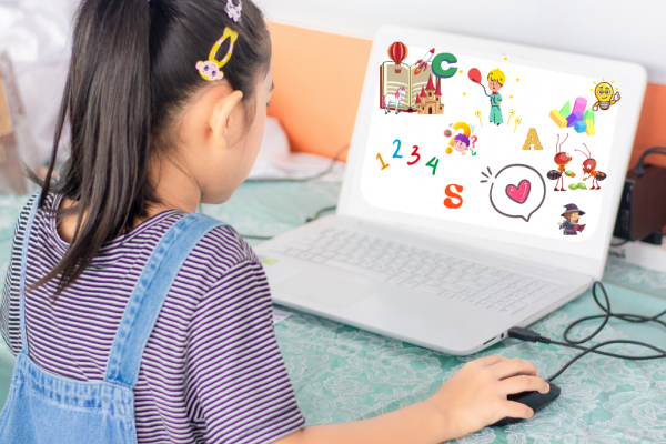 niña mirando pantalla de computadora con personajes de cuentos, números y letras.