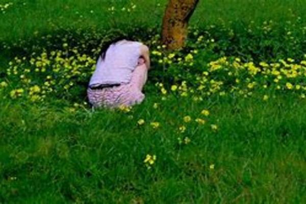 Una chica esta bailando en un campo con flores