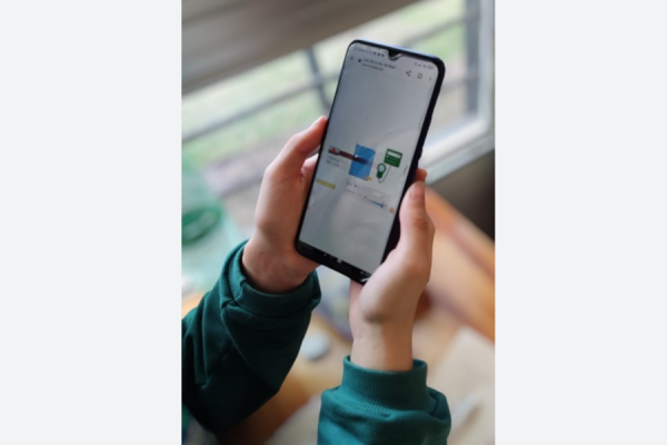 Estudiante utilizando un simulador en su dispositivo móvil