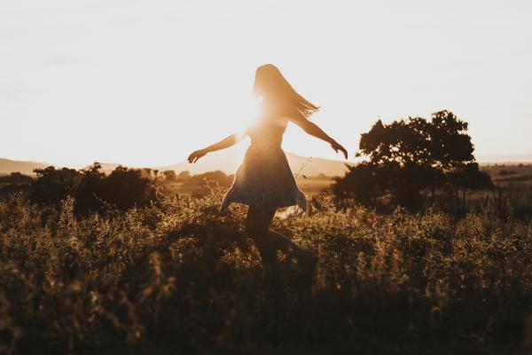 Mujer bailando en un campo