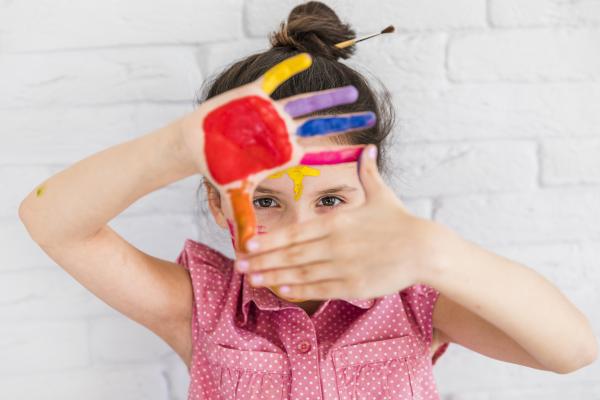 niña mostrando manos pintadas