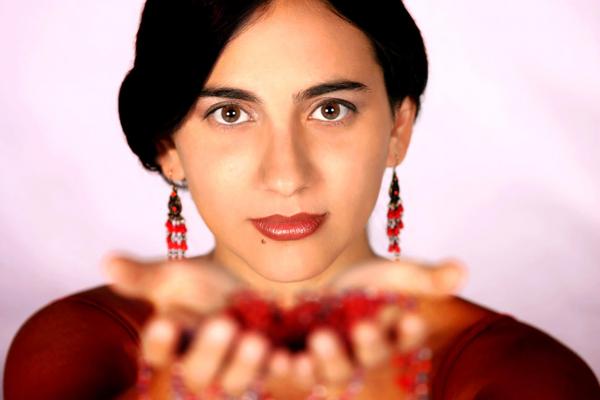 Fotografía de Marta Gómez mostrando su rostro y manos