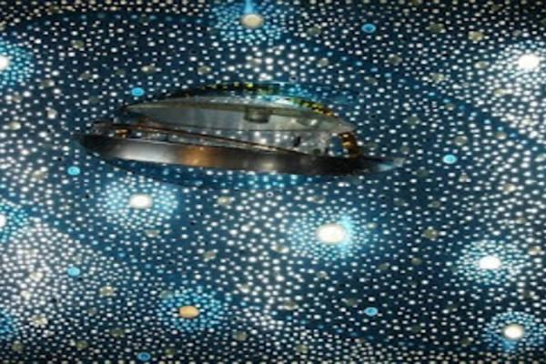 Luces azules en de forma circular en escultura flotante