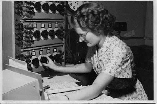 Foto antigua de mujer haciendo música electrónica