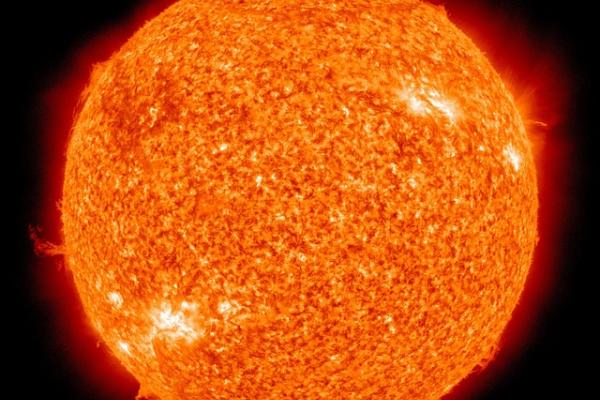 Imagen del Sol. Se ven diferentes manchas solares más claras y erupciones solares. 