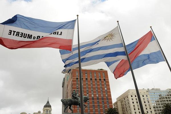 Banderas en la Plaza Independencia